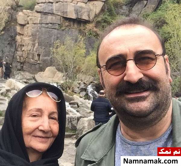 مهران احمدی در کنار مادرش